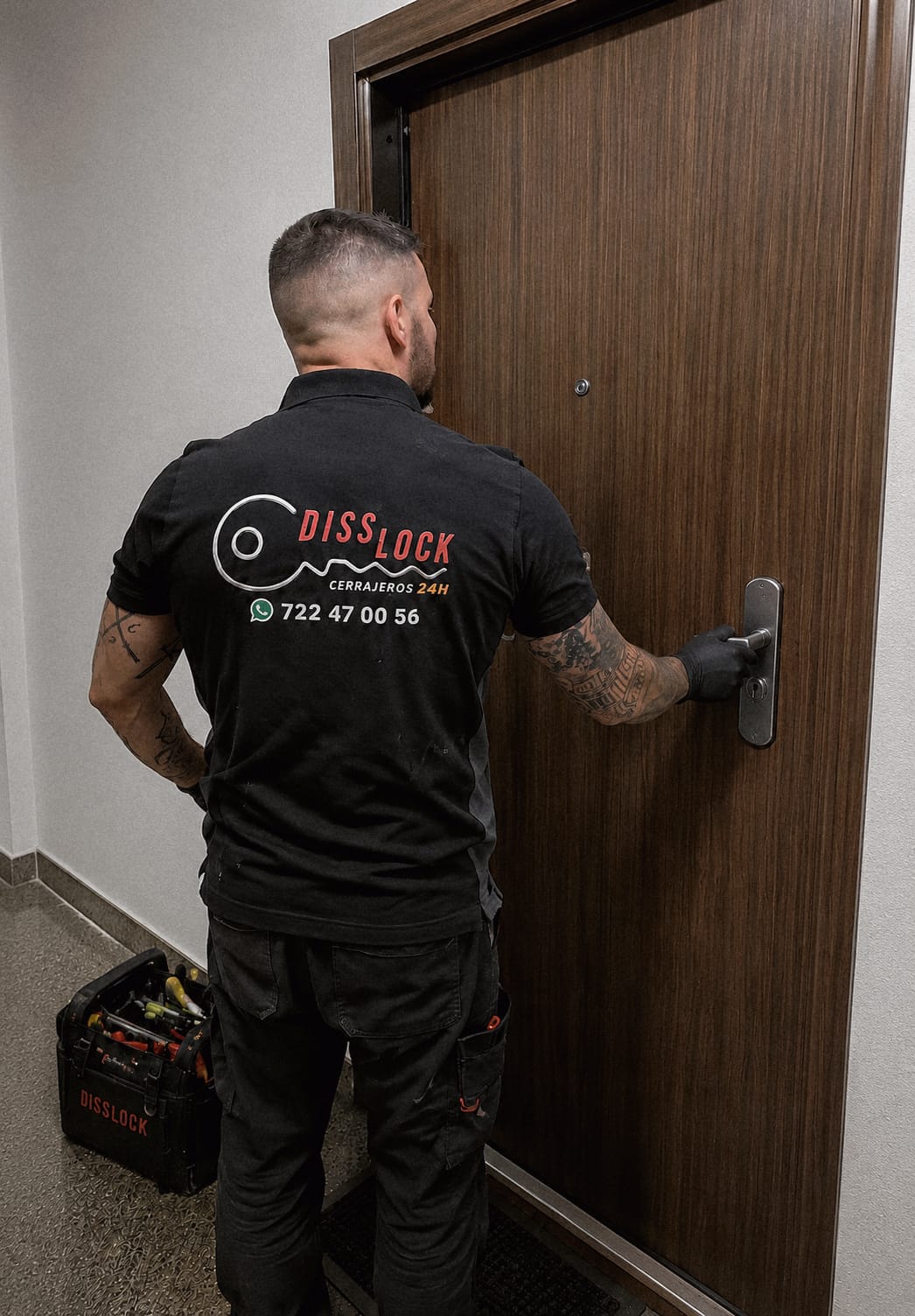 Cerrajero profesional de Disslock Cerrajeros Córdoba junto a furgoneta de urgencias 24 horas