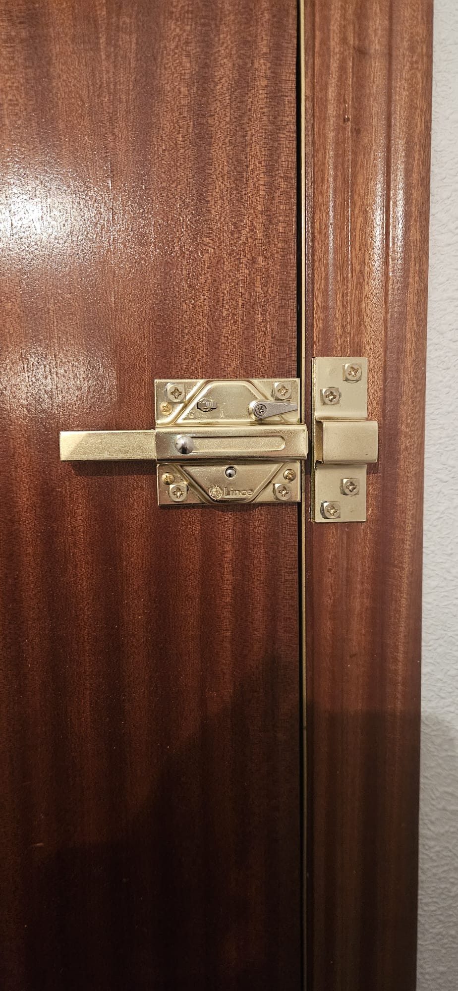 Cerrajero de urgencia abriendo puerta sin romper en Córdoba